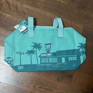 NWT Trader Joe’s Large Reusable Insulated Bag in Dusty Blue/Light Blue